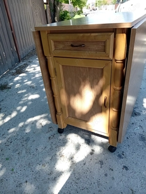 Masa pliabila neutilizată cu 6 scaune pliabile din care 2 utilizate. 1300 lei. 130    