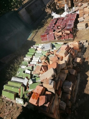 Placi teracotă, cărămizi șamotă și alte accesorii de la două sobe, demolate. 700 lei negociabil.  