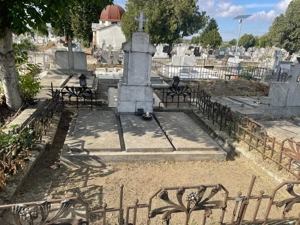 Loc de veci - trei locuri de veci Pomenirea Arad