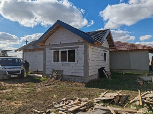 căsuța mica de vânzare la rosu