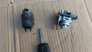  Butuc incuietoare capota fata si butuc usa + cheie  FORD FOCUS 2005-2011  - imagine 3