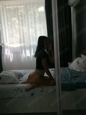 Brunetă suplă cu detalii care fac diferența    