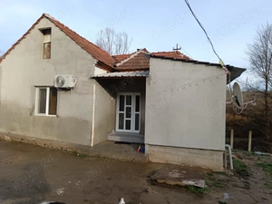 Casă de vînzare gradina și un hectar de teren 2 camere baie, coridor beci, bucătărie anexe,exe,, - imagine 2