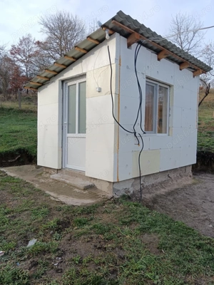 Vînd casă cu 2 camere,baie,beci, bucătărie, spațioase,curte gradina!