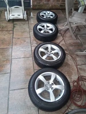 Vand 4 Cauciucuri de iarna Michelin pentru Audi A1+jante de aluminiu,185/60/R15