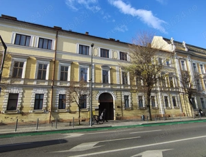 DE VÂNZARE   Spațiu apartament la demisol, în centrul orașului