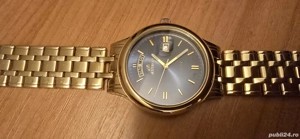 De Vanzare ceas Astron cuarț în tonuri de aur, cu un cadran albastru și o complicație de zi!