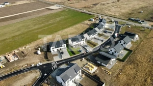 Casa individuala de vanzare cu teren generos- predare la alb