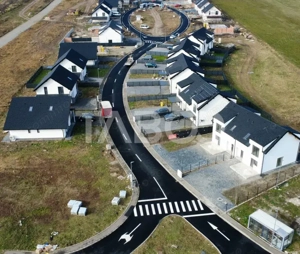 Casa individuala de vanzare cu teren generos- predare la alb - imagine 4