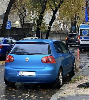 Volkswagen Golf 5 (3 usi) colantat+ subwoofer