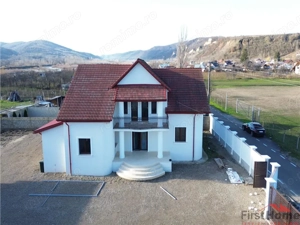 Vila deosebita Parter + Mansarda de vanzare in Odobesti