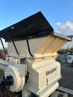 Vând tocător lemnos și material plastic