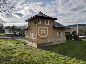 Casă bătrânească cu teren în Solca – 26 ari