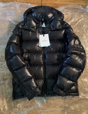 Geaca noua cu eticheta.