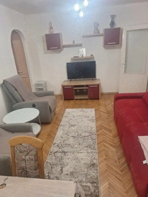 Inchiriez apartament cu 3 camere pe strada Toamnei micro 3.