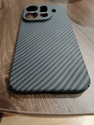 Huse OPPO Find X9 Pro: fibra carbon - kevlar si silicon transparent