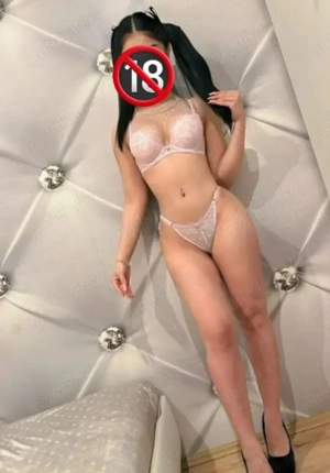 Bruneta drăguță  - imagine 3