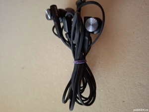 Casti audio cu fir Sony.