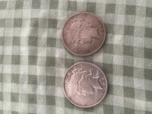 Vand 2 monede americane din argint.