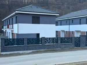 Ansamblu de case de vânzare Florești zona Tăuți finalizat