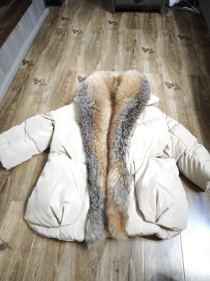 Geaca de iarnă cu blană naturală și mâneci detașabile. Câteva purtări. Este într-o stare foarte bună