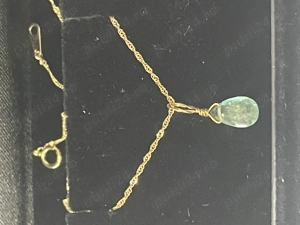 Lanț din aur galben avand un pandant cu smarald natural