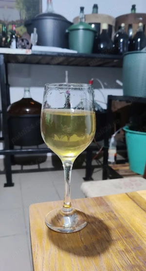Vând vin alb 