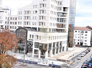 Apartament renovat etajul 2 cu 2 camere si balcon zona centrala