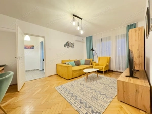 Aproape de centru, amenajat si intr-un bloc izolat termic. Centrala termica proprie.