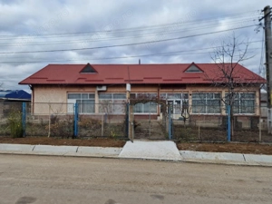 Se oferă spre vânzare / închiriere clădire cu spațiu comercial