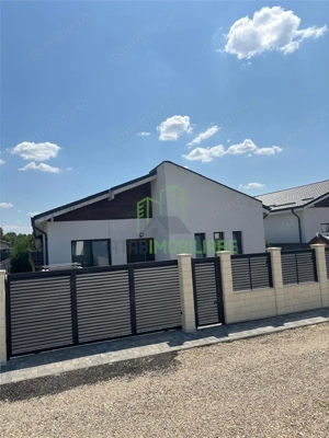 case pe parter la margiea padurii