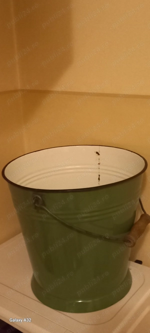 Galeata veche din metal emailat, vintage, decor rustic