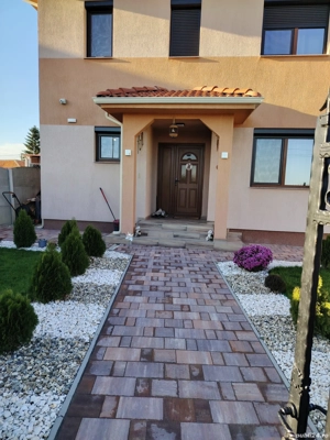 Casa Individuala Pe Etaj În Cartierul Plopii 