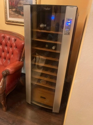 Vand frigider pentru vinuri marca Haier JC-160GD