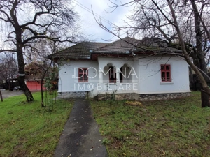 Casă tradițională, mobilată și utilată, situată în centrul satului Polovragi  