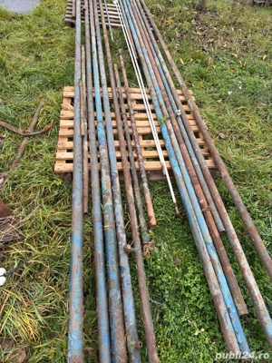 Tevi metalice de diferite diametre și lungimi.