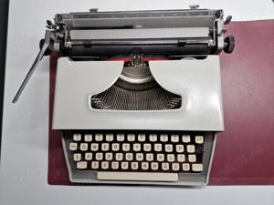 Vând  mașina  de  scris Remigton Travel-Riter- Deluxe 