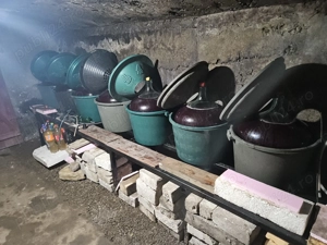 Vând vin rosu de țară, de anul acesta 250 de litri,  gust, miros și culoare impecabilă,10 lei litrul - imagine 2