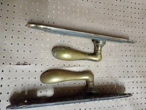 Șilduri vechi de alamă 