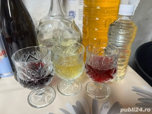 Vând Vin Alb și Negru