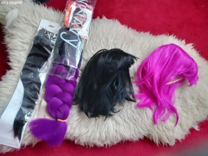 Vand peruci diverse culori si lungimi cu articole carnaval