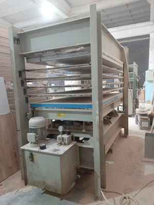 Presa de furnir sau usi celulare