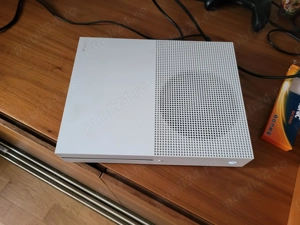 Xbox One S - 1 Tb, 2 joystick-uri plus jocurile Fifa din imagini pe CD