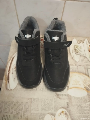 Vand o pereche de ghete.