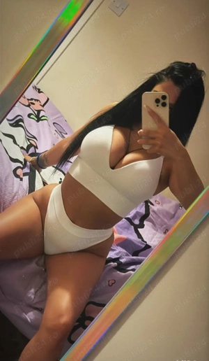 Bruneta noua te aștept la mine 