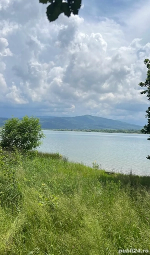 teren pe malul lacului Surduc