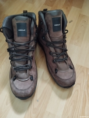 Vând Ghete pentru drumeți de culoare maro, potrivite pentru iubitorii de natură și aventură. 