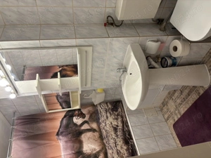 Inchiriez apartament 2 camere decomandat.