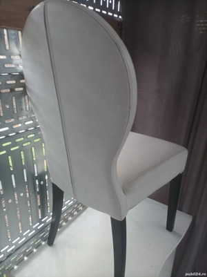 scaun piele alba cu picioare negre an stare foarte buna a fost folosit catva lun scaunul ieste foart