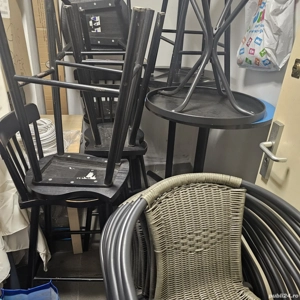 Vând 3 mese înalte plus 8 scaune înalte negre 